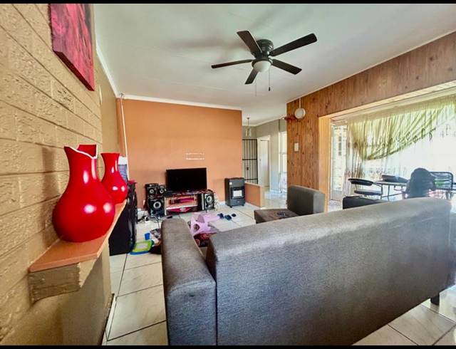 3 BEDROOM HOUSE FOR SALE IN VANDERBIJLPARK CE 2